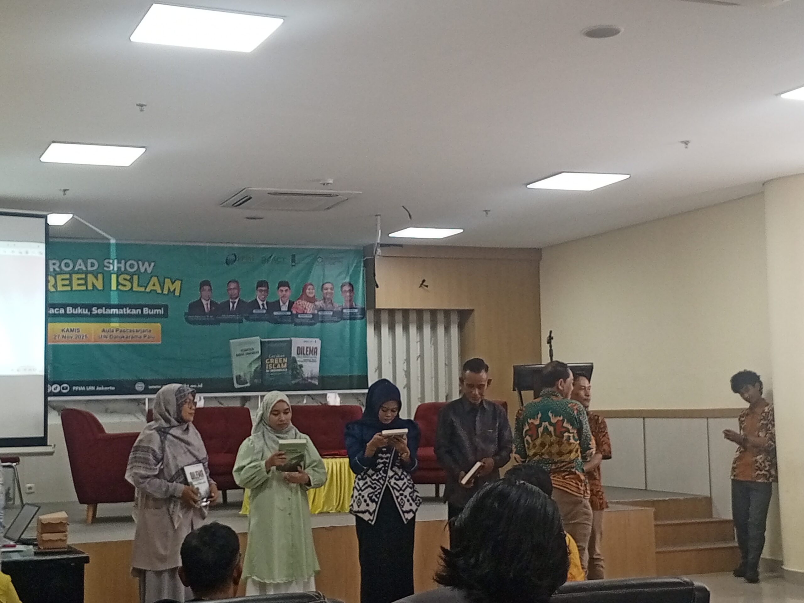 BACA BUKU SELAMATKAN BUMI di UIN Datokarama BACA BUKU SELAMATKAN BUMI