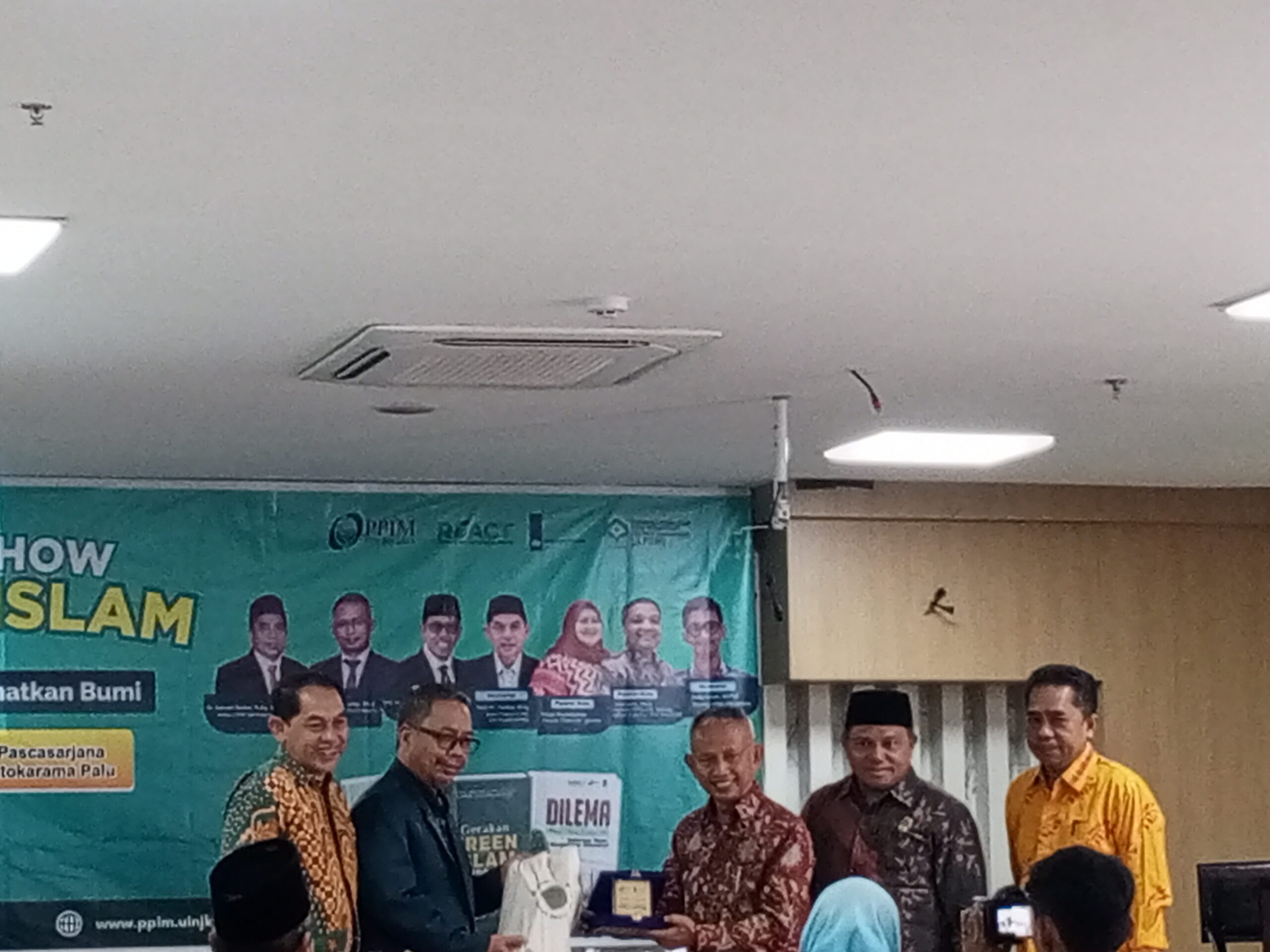 BACA BUKU SELAMATKAN BUMI di UIN Datokarama BACA BUKU SELAMATKAN BUMI