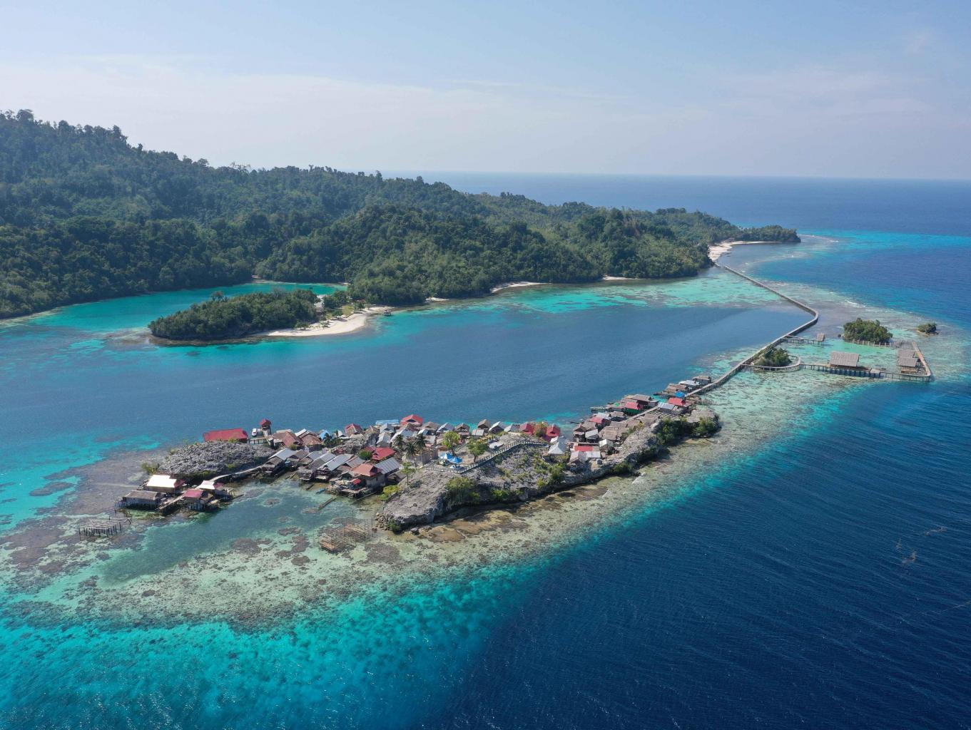 Pulau papan, salah satu desa wisata pada Taman Nasional Kepulauan Togean. Sulawesi Tengah Pulau papan