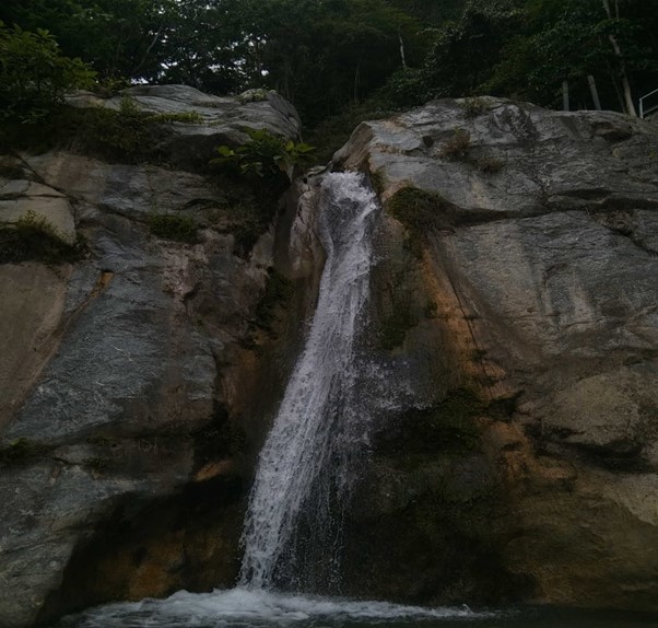Menyusuri Keindahan Air Terjun Loli Tasiburi: Harmoni Sempurna Antara Air Terjun dan Kolam Renang Alami Air Terjun