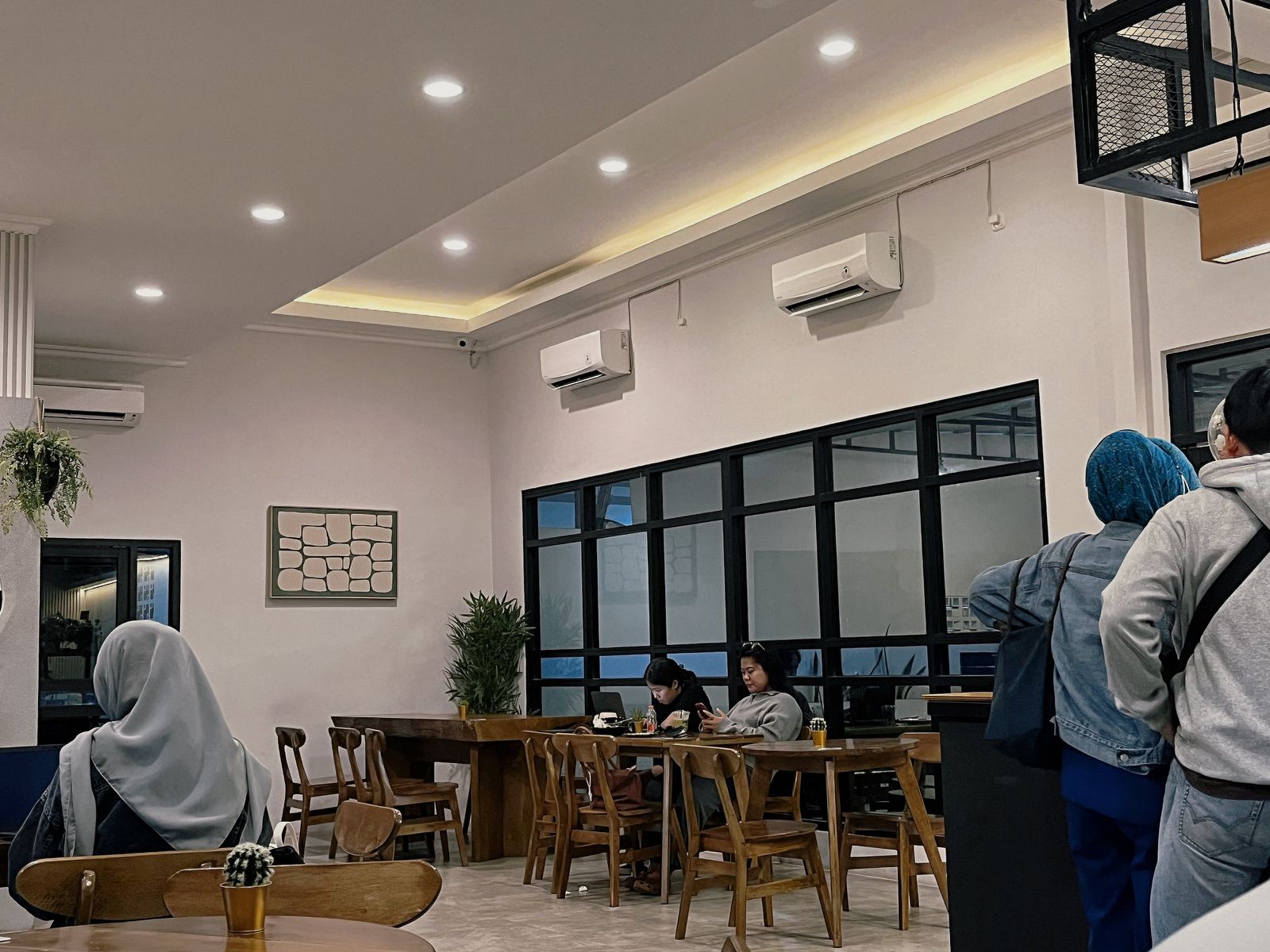 LIMITLESS Coffee: Ruang Nyaman untuk Ngopi, Kerja, dan Nongkrong di Tengah Kota Palu LIMITLESS Coffee: Ruang Nyaman untuk Ngopi