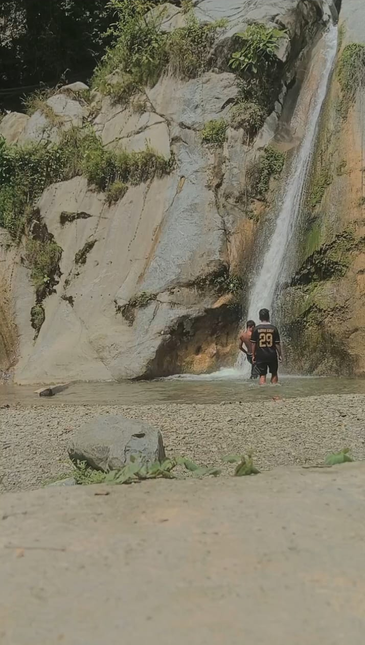 Menyusuri Keindahan Air Terjun Loli Tasiburi: Harmoni Sempurna Antara Air Terjun dan Kolam Renang Alami Air Terjun