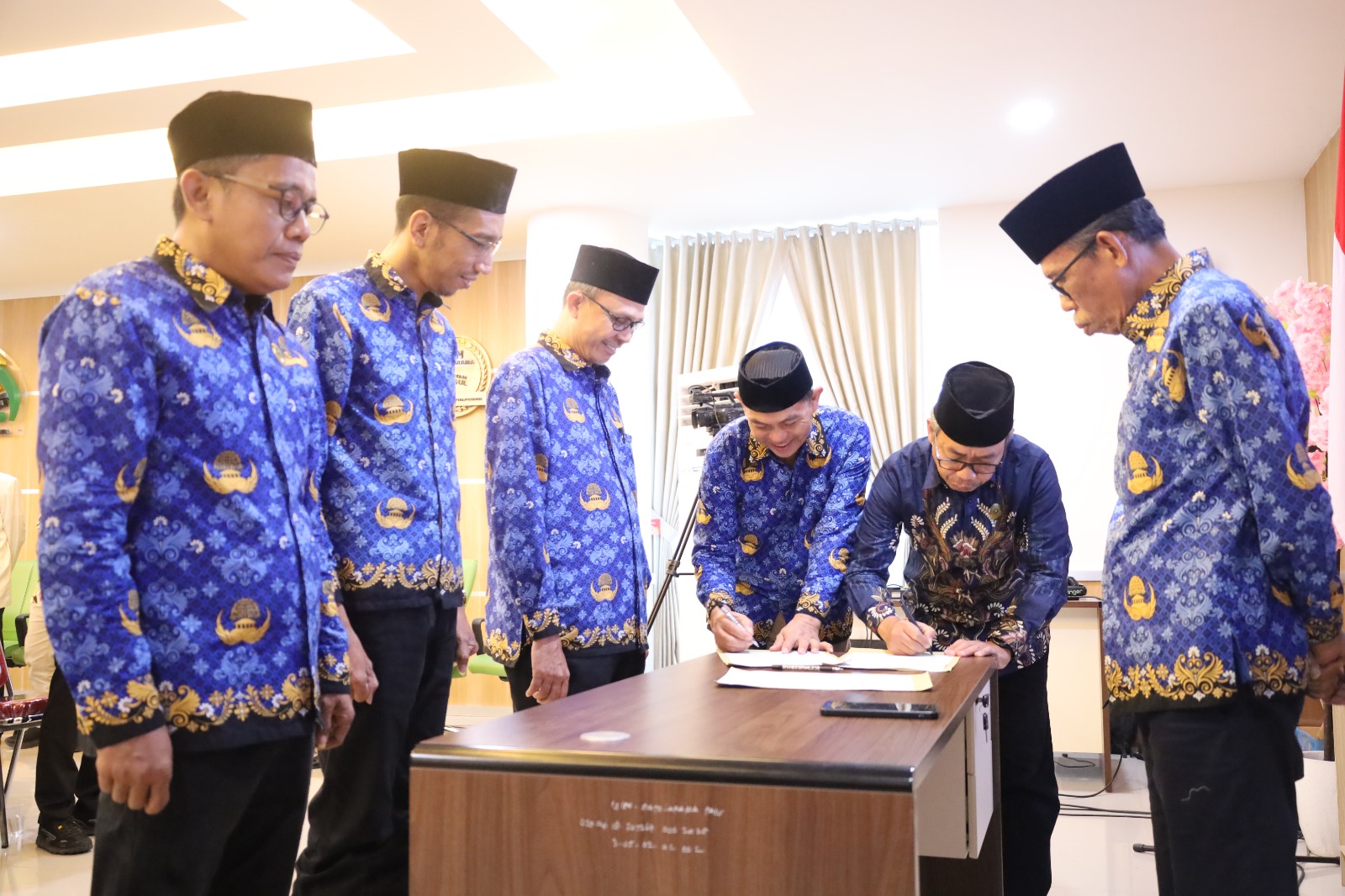 Rektor Apresiasi 3 ASN UIN Datokarama yang Raih Jabatan Fungsional Baru ASN Kementerian Agama, CPNS jadi PNS, humas ahli madya, jabatan fungsional, lektor kepala, Muhammad Nur Asmawi, Muhdar, pelantikan ASN, Rafiq Badjeber, UIN Datokarama Palu