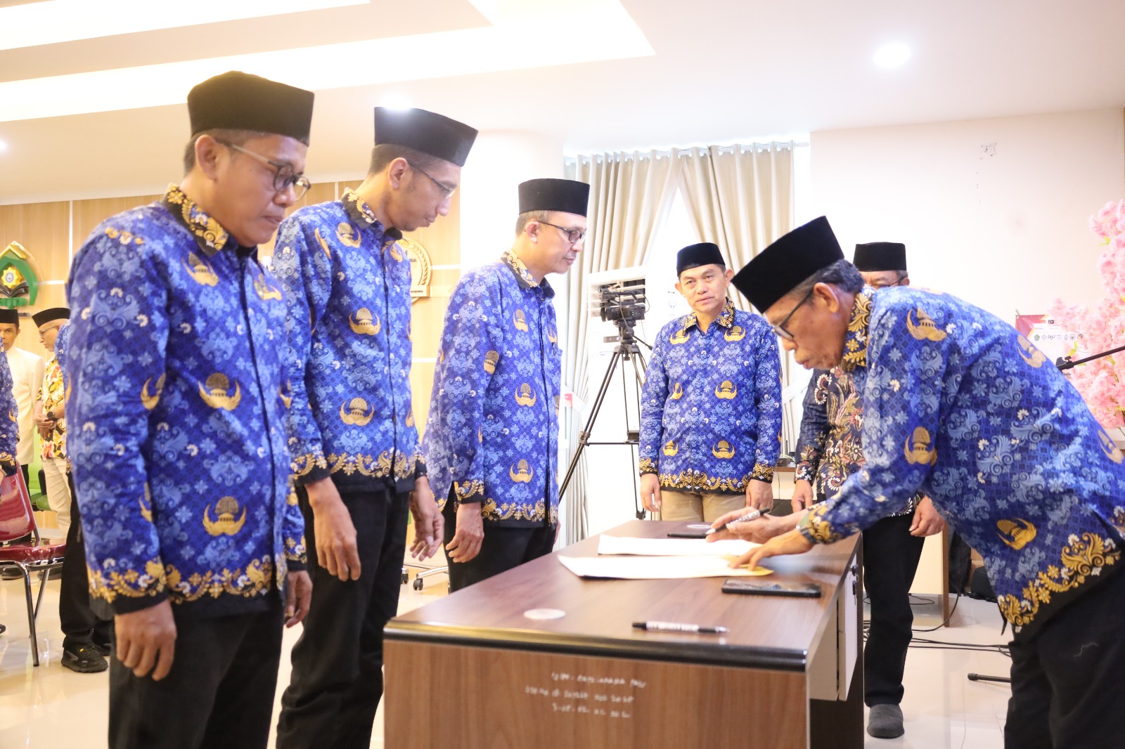 Rektor Apresiasi 3 ASN UIN Datokarama yang Raih Jabatan Fungsional Baru ASN Kementerian Agama, CPNS jadi PNS, humas ahli madya, jabatan fungsional, lektor kepala, Muhammad Nur Asmawi, Muhdar, pelantikan ASN, Rafiq Badjeber, UIN Datokarama Palu
