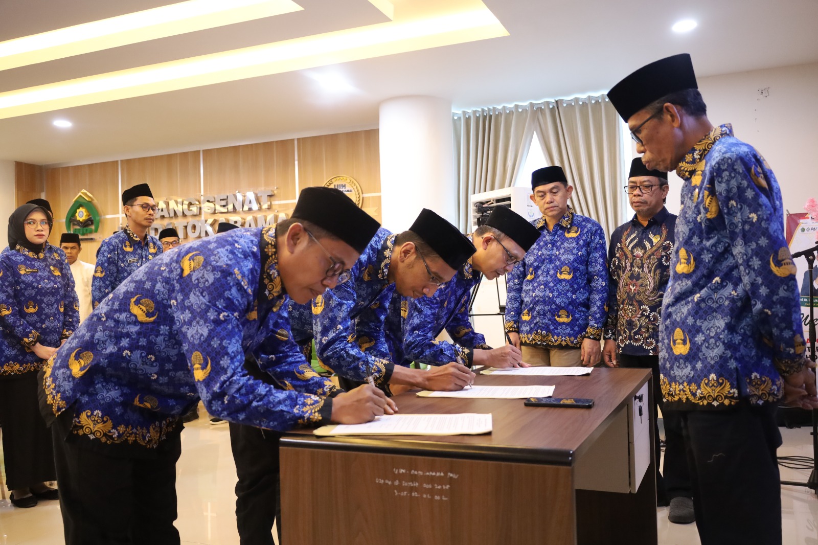 Rektor Apresiasi 3 ASN UIN Datokarama yang Raih Jabatan Fungsional Baru ASN Kementerian Agama, CPNS jadi PNS, humas ahli madya, jabatan fungsional, lektor kepala, Muhammad Nur Asmawi, Muhdar, pelantikan ASN, Rafiq Badjeber, UIN Datokarama Palu