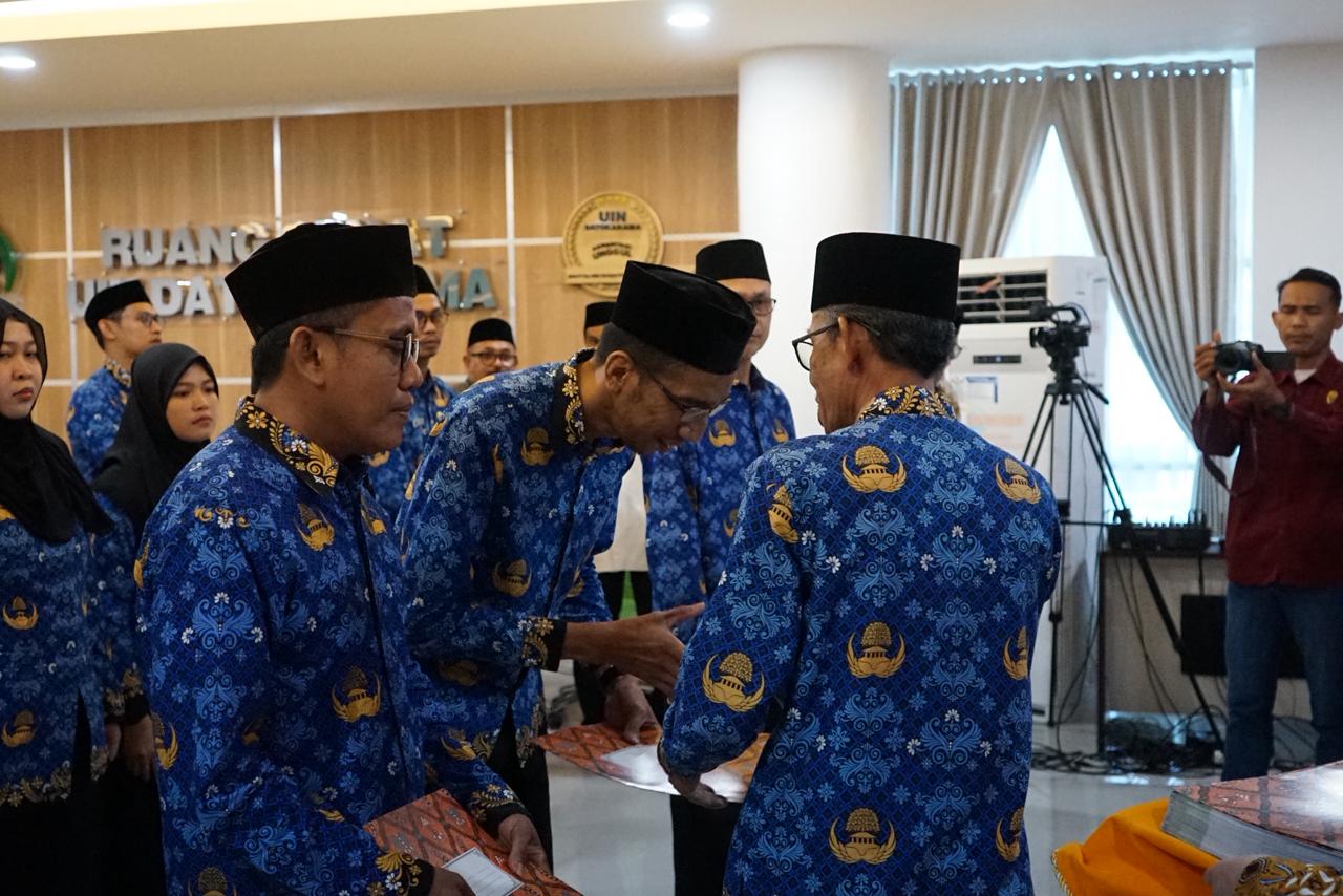 Rektor Apresiasi 3 ASN UIN Datokarama yang Raih Jabatan Fungsional Baru ASN Kementerian Agama, CPNS jadi PNS, humas ahli madya, jabatan fungsional, lektor kepala, Muhammad Nur Asmawi, Muhdar, pelantikan ASN, Rafiq Badjeber, UIN Datokarama Palu